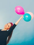 Fille folle de sourire ayant l'amusement avec des ballons photo libre de droits Fille folle de sourire ayant l'amusement avec des ballons photo libre de droits