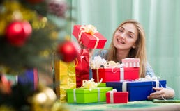 Fille heureuse avec des cadeaux et des présents de Noël photos stock Fille heureuse avec des cadeaux et des présents de Noël photos stock