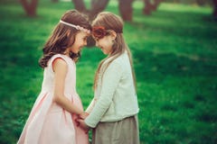 Fille heureuse de l'enfant deux jouant ensemble en été, activités en plein air image stock Fille heureuse de l'enfant deux jouant ensemble en été, activités en plein air image stock