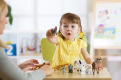 Fille heureuse de petit enfant L'enfant en bas âge de sourire d'enfant joue les jouets animaux à la maison ou le jardin d'enfants photo stock Fille heureuse de petit enfant L'enfant en bas âge de sourire d'enfant joue les jouets animaux à la maison ou le jardin d'enfants photo stock