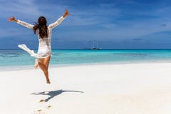Fille heureuse de voyageur dans la robe blanche d'été en Maldives photographie stock Fille heureuse de voyageur dans la robe blanche d'été en Maldives photographie stock