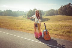 Fille hippie faisant de l'auto-stop Photo stock Fille hippie faisant de l'auto-stop Photo stock
