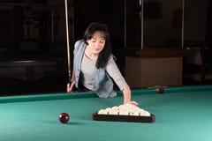 Fille jouant des billards femme tenant le bâton de réplique photos libres de droits Fille jouant des billards femme tenant le bâton de réplique photos libres de droits
