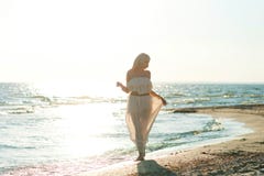Fille marchant le long de la plage image libre de droits Fille marchant le long de la plage image libre de droits