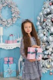 Fille mignonne près de l'arbre de Noël apprécier l'horaire d'hiver de miracle Concept de Noël Croyance dans les miracles image libre de droits Fille mignonne près de l'arbre de Noël apprécier l'horaire d'hiver de miracle Concept de Noël Croyance dans les miracles image libre de droits