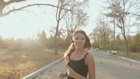 Fille mince courant par le parc dans le matin clips vidéos Fille mince courant par le parc dans le matin clips vidéos