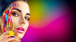 Fille modèle de beauté avec la peinture colorée sur son visage Portrait de belle femme avec la peinture débordante photos stock Fille modèle de beauté avec la peinture colorée sur son visage Portrait de belle femme avec la peinture débordante photos stock