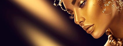 Fille modèle de beauté avec le maquillage professionnel brillant d'or de vacances Bijoux et accessoires d'or Photos libres de droits Fille modèle de beauté avec le maquillage professionnel brillant d'or de vacances Bijoux et accessoires d'or Photos libres de droits