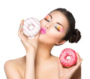 Fille prenant des bonbons et des butées toriques colorées images stock Fille prenant des bonbons et des butées toriques colorées images stock