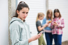 Fille pré de l'adolescence intimidé par le message textuel Photographie stock libre de droits Fille pré de l'adolescence intimidé par le message textuel Photographie stock libre de droits