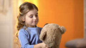Fille pr?scolaire regardant l'ours de nounours, jouant avec le jouet, petite princesse heureuse photo stock Fille pr?scolaire regardant l'ours de nounours, jouant avec le jouet, petite princesse heureuse photo stock
