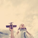 Fille regardant au ciel - futur concept Photo stock Fille regardant au ciel - futur concept Photo stock