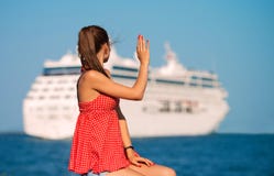 Fille regardant le bateau Fille regardant le bateau
