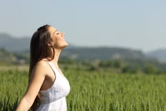 Fille respirant l'air frais avec la robe blanche photos libres de droits Fille respirant l'air frais avec la robe blanche photos libres de droits