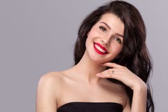Fille sexy avec de longs et brillants cheveux onduleux Beau modèle, coiffure bouclée sur le fond gris photos stock Fille sexy avec de longs et brillants cheveux onduleux Beau modèle, coiffure bouclée sur le fond gris photos stock