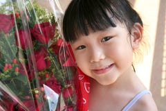 Fille souriant et retenant le bouquet des roses image libre de droits Fille souriant et retenant le bouquet des roses image libre de droits
