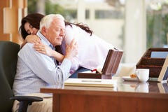 Fille supérieure d'adulte de Being Comforted By de père images stock Fille supérieure d'adulte de Being Comforted By de père images stock
