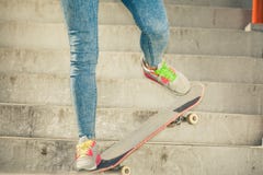 Fille sur des escaliers avec la planche à roulettes Photo stock Fille sur des escaliers avec la planche à roulettes Photo stock