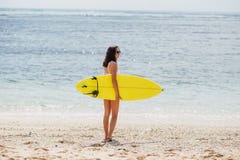 Fille surfante de femme de surfer marchant tenant la planche de surf Concept de voyage de vacances d'été de sport aquatique image stock Fille surfante de femme de surfer marchant tenant la planche de surf Concept de voyage de vacances d'été de sport aquatique image stock