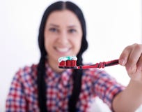 Fille tenant la brosse à dents avec la pâte images libres de droits Fille tenant la brosse à dents avec la pâte images libres de droits
