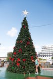 Fille à l'arbre de Noël, Cozumel, Mexique image stock Fille à l'arbre de Noël, Cozumel, Mexique image stock