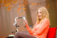 Fille écoutant la détente de mp3 de musique photographie stock libre de droits Fille écoutant la détente de mp3 de musique photographie stock libre de droits