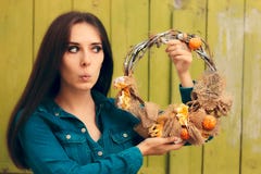 Fille étonnée tenant Autumn Wreath décoratif Images stock Fille étonnée tenant Autumn Wreath décoratif Images stock