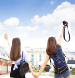Filles ayant l'amusement des vacances d'été image libre de droits Filles ayant l'amusement des vacances d'été image libre de droits