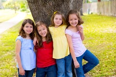 Filles d'ami de groupe d'enfants jouant sur l'arbre photos libres de droits Filles d'ami de groupe d'enfants jouant sur l'arbre photos libres de droits