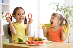 Filles drôles d'enfants mangeant de la nourriture saine Déjeuner d'enfants à la maison ou jardin d'enfants Filles drôles d'enfants mangeant de la nourriture saine Déjeuner d'enfants à la maison ou jardin d'enfants