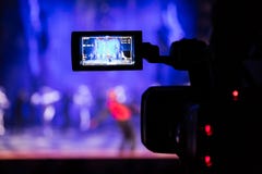 Filmando a mostra do auditório Visor do LCD na câmara de vídeo Desempenho teatral Os atores na fase imagem de stock Filmando a mostra do auditório Visor do LCD na câmara de vídeo Desempenho teatral Os atores na fase imagem de stock