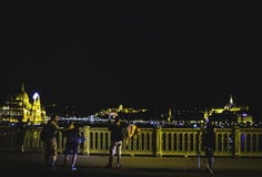 Filmando o grupo com o grupo em Budapest na noite na ponte fotos de stock royalty free Filmando o grupo com o grupo em Budapest na noite na ponte fotos de stock royalty free