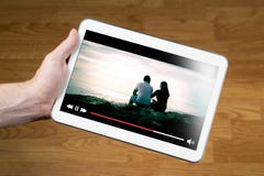 Filme de observação do homem em linha com dispositivo móvel fotografia de stock Filme de observação do homem em linha com dispositivo móvel fotografia de stock