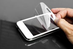 Filme Scratchproof no smartphone fotografia de stock Filme Scratchproof no smartphone fotografia de stock