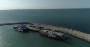 filmer aérien de la vidéo 4K des navires porte-conteneurs fixes dans le port de Bautino sur les rivages de la Mer Caspienne, Kaza banque de vidéos filmer aérien de la vidéo 4K des navires porte-conteneurs fixes dans le port de Bautino sur les rivages de la Mer Caspienne, Kaza banque de vidéos