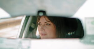 Filmiskt skott av en nätt kvinna som kör under dagen Filmiskt skott av en nätt kvinna som kör under dagen