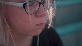 Filmowy w górę dziewczyny która pije wodę od zielonej szklanej butelki Chłodno planu zwolnione tempo zbiory wideo Filmowy w górę dziewczyny która pije wodę od zielonej szklanej butelki Chłodno planu zwolnione tempo zbiory wideo