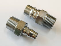 Filo maschio adattantesi dell'accoppiatore rapido per i sistemi pneumatici fotografia stock libera da diritti Filo maschio adattantesi dell'accoppiatore rapido per i sistemi pneumatici fotografia stock libera da diritti