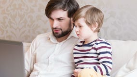 Fils et papa travaillant ensemble banque de vidéos Fils et papa travaillant ensemble banque de vidéos