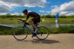 Filtrando immagine durante il triathlon in Bilzen su un pomeriggio soleggiato a maggio immagine stock libera da diritti Filtrando immagine durante il triathlon in Bilzen su un pomeriggio soleggiato a maggio immagine stock libera da diritti