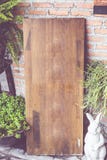 Filtro del vintage: Tablero de madera vacío de la muestra en la pared de ladrillo delante de imagen de archivo Filtro del vintage: Tablero de madera vacío de la muestra en la pared de ladrillo delante de imagen de archivo
