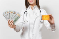 Fim acima da mulher disparada colhida do doutor com o estetoscópio isolado no fundo branco Doutor fêmea na terra arrendada médica fotos de stock Fim acima da mulher disparada colhida do doutor com o estetoscópio isolado no fundo branco Doutor fêmea na terra arrendada médica fotos de stock