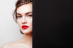 Fim acima da mulher lindo nova com bordos vermelhos fotografia de stock Fim acima da mulher lindo nova com bordos vermelhos fotografia de stock