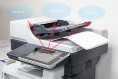Fim acima das folhas de papel na impressora no escritório para a varredura imagens de stock royalty free Fim acima das folhas de papel na impressora no escritório para a varredura imagens de stock royalty free