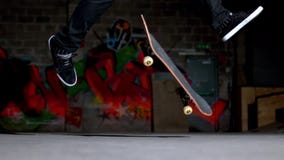 Fim acima do skater que faz um truque de 360 aletas filme Fim acima do skater que faz um truque de 360 aletas filme