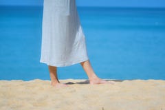 Fim acima dos p?s f?meas novos bonitos com os p?s descal?os que andam na praia da areia com fundo do mar e do c?u Exerc?cio do ar imagens de stock Fim acima dos p?s f?meas novos bonitos com os p?s descal?os que andam na praia da areia com fundo do mar e do c?u Exerc?cio do ar imagens de stock