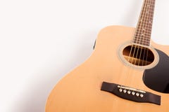 Fim amarelo acústico bonde da guitarra isolado acima no branco foto de stock Fim amarelo acústico bonde da guitarra isolado acima no branco foto de stock