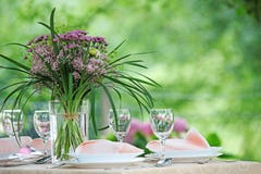 Fin banketttabellinställning med buketten royaltyfri fotografi Fin banketttabellinställning med buketten royaltyfri fotografi
