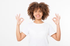 Fin de conception de T-shirt d'été et de concept de personnes de jeune femme afro-américaine dans le T-shirt blanc de calibre vid photographie stock Fin de conception de T-shirt d'été et de concept de personnes de jeune femme afro-américaine dans le T-shirt blanc de calibre vid photographie stock