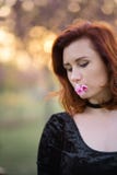 Fin de portrait de visage vers le haut - jeune femme heureuse de danseur de voyage appr?ciant le temps libre en parc de fleurs de images stock Fin de portrait de visage vers le haut - jeune femme heureuse de danseur de voyage appr?ciant le temps libre en parc de fleurs de images stock